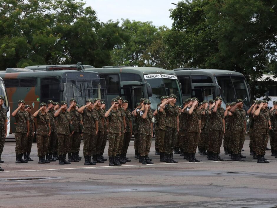 Exército se reúne com Prefeitura para reforçar combate à dengue em Porto Alegre, que já enfrenta colapso no atendimento e pode receber hospital de campanha militar