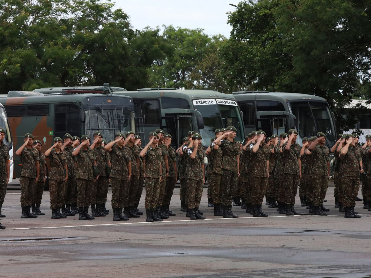Exército se reúne com Prefeitura para reforçar combate à dengue em Porto Alegre, que já enfrenta colapso no atendimento e pode receber hospital de campanha militar