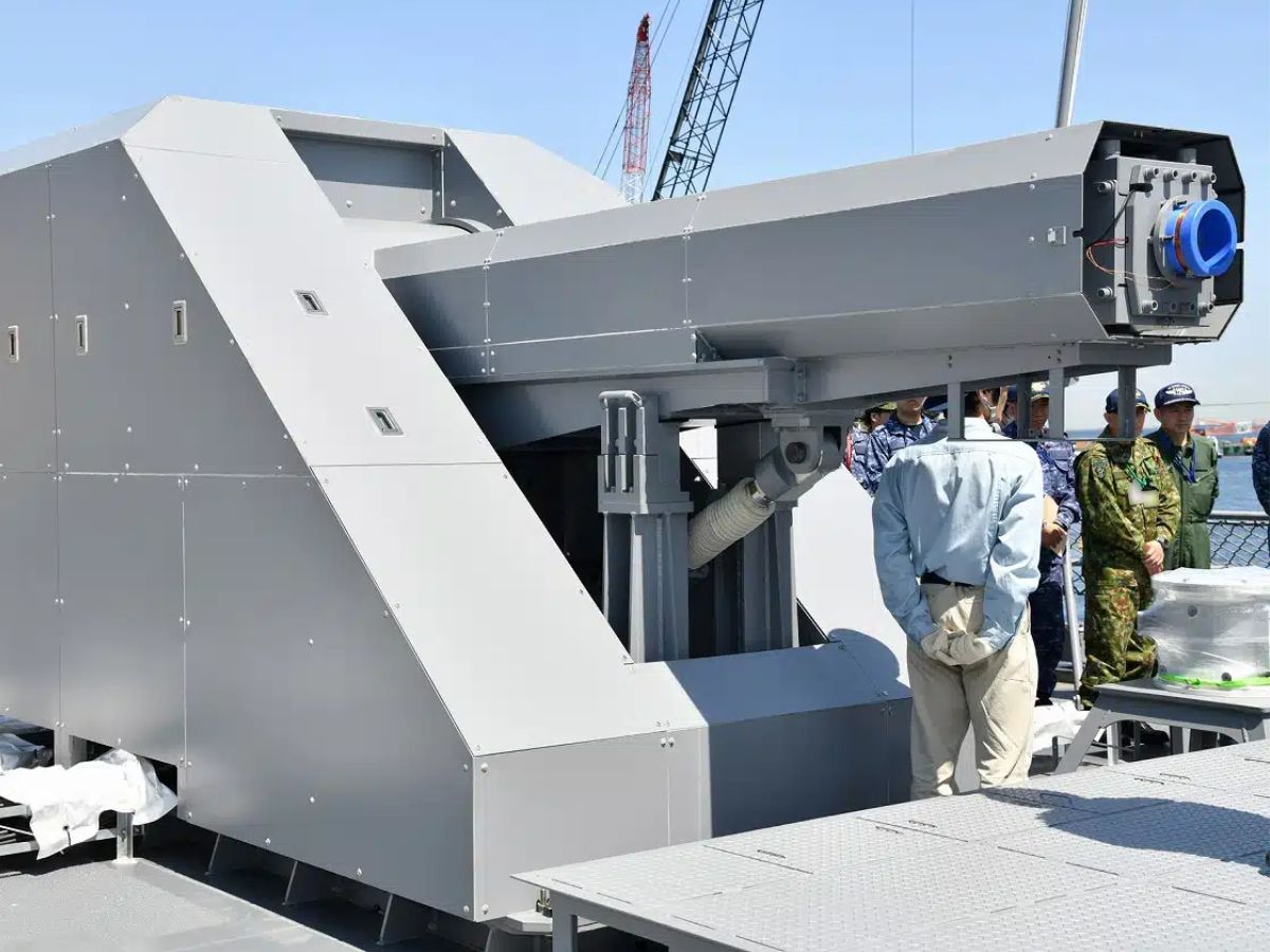 Força de Autodefesa Marítima do Japão surpreende o mundo ao divulgar imagem inédita de canhão elétrico instalado em navio de guerra para testes com munição hipersônica
