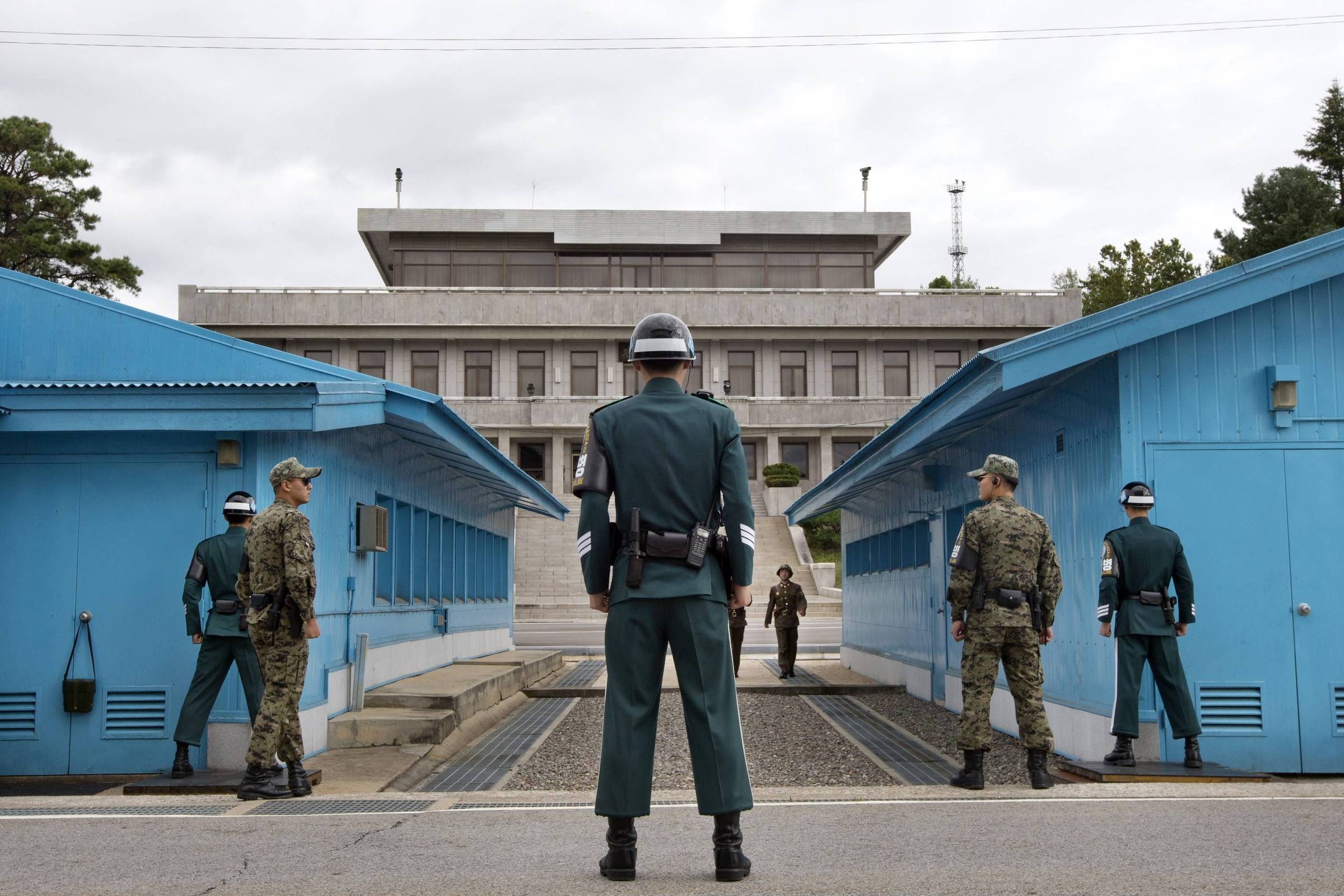 Soldados da Coreia do Norte cruzam a fronteira armada, invadem território sul-coreano e recuam após tiros de advertência em momento crítico entre as duas nações