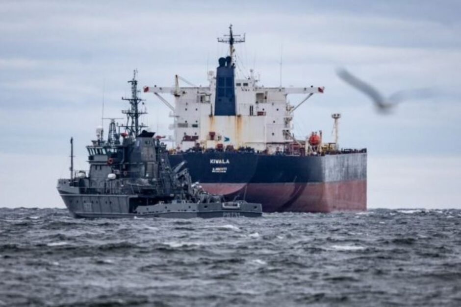 Marinha da Estônia intercepta petroleiro ligado à frota paralela da Rússia, ação expõe rede de evasão de sanções que movimenta mais de 600 navios-tanque