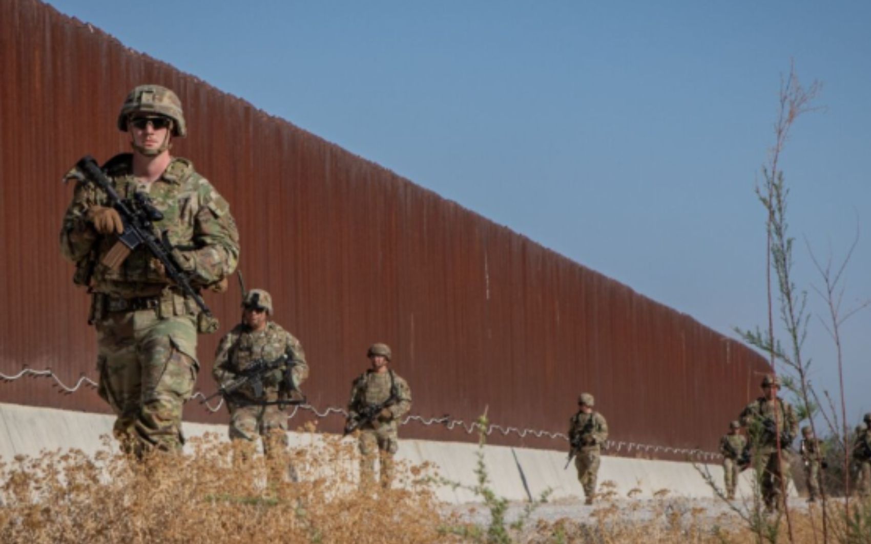 Tropas norte-americanas se deslocam para a fronteira com o México alegando que o país está sob ataque