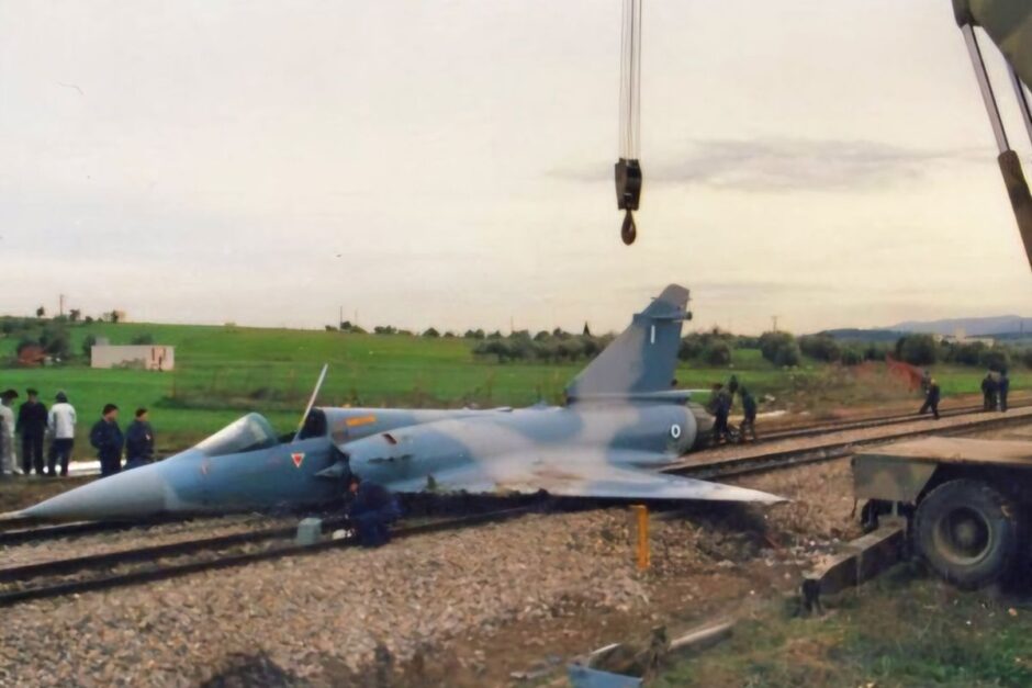 Mirage 2000EGM da Força Aérea Helênica pousa sem motor sobre trilhos e retorna ao serviço após falha em 1991