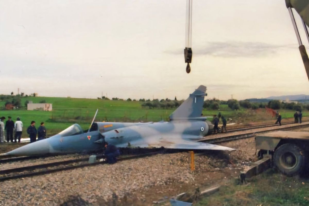 Mirage 2000EGM da Força Aérea Helênica pousa sem motor sobre trilhos e retorna ao serviço após falha em 1991
