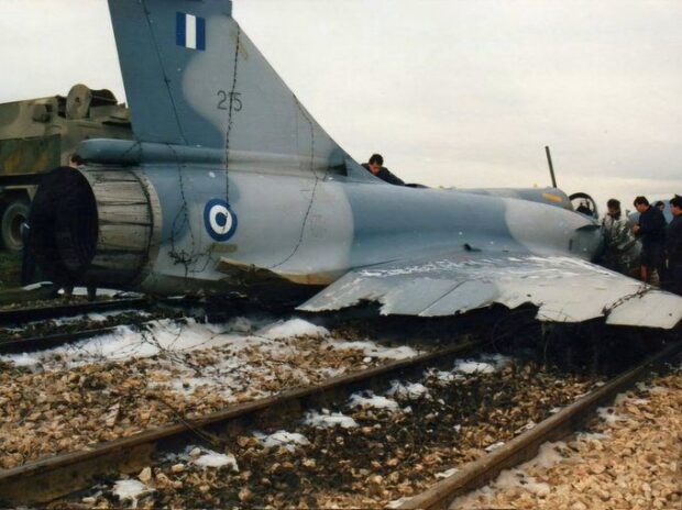 Mirage 2000EGM da Força Aérea Helênica pousa sem motor sobre trilhos em 1991 e retorna ao serviço. Piloto evitou tragédia com manobra precisa. Veja os detalhes.