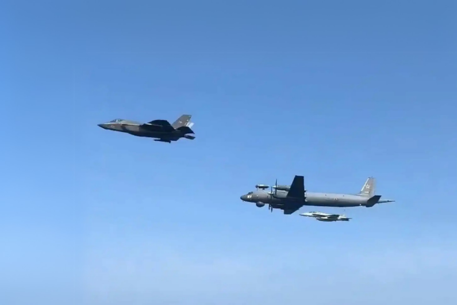 Caças F-35 e Super Hornet da Marinha americana interceptam e neutralizam aeronave russa que espionava o poderoso porta-aviões USS Carl Vinson, reacendendo a tensa disputa geopolítica entre Washington e Moscou