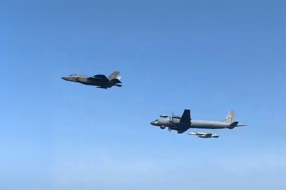 Caças F-35 e Super Hornet da Marinha americana interceptam e neutralizam aeronave russa que espionava o poderoso porta-aviões USS Carl Vinson, reacendendo a tensa disputa geopolítica entre Washington e Moscou
