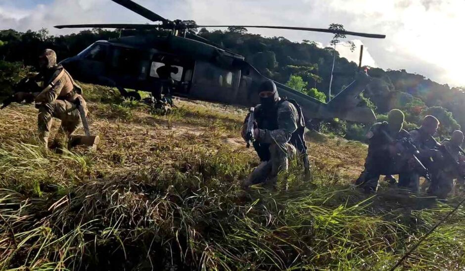 Embarcações, armas de fogo, ouro negro, cocaína e skunk: Conheça os principais materiais apreendidos pelo Exército na área de fronteira da Amazônia em 2025 que totalizam R$ 143 milhões