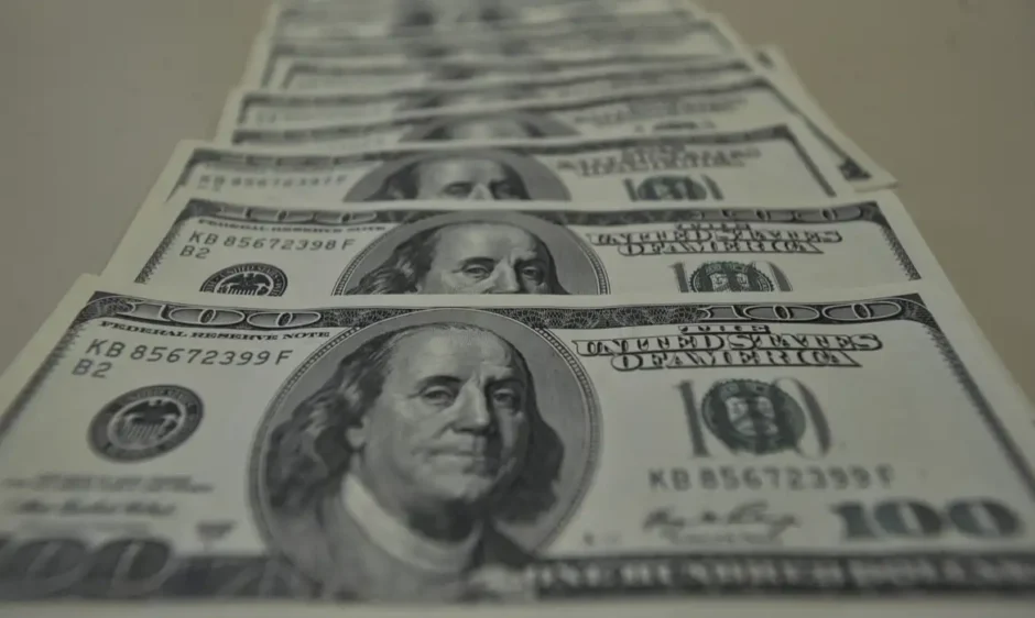 Argentina desliga as muletas: Milei desmonta controle cambial com dólar emprestado