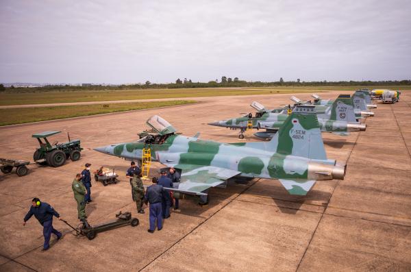 Criminosos nos céus brasileiros? Descubra como a FAB intercepta aeronaves suspeitas em operações dignas de filme de ação! A Força Aérea está 24h por dia protegendo o nosso espaço aéreo