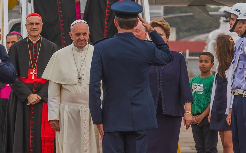 Força Aérea Brasileira lamenta morte do Papa Francisco após trazer papamóvel da Itália no C-130 Hércules e transportar Pontífice no CH-34 Super Puma