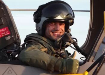 Capitão Ramon Fórneas celebra primeiro voo solo no caça F-39 Gripen, realizado na Suécia, destacando a importância do projeto para a Força Aérea Brasileira.
