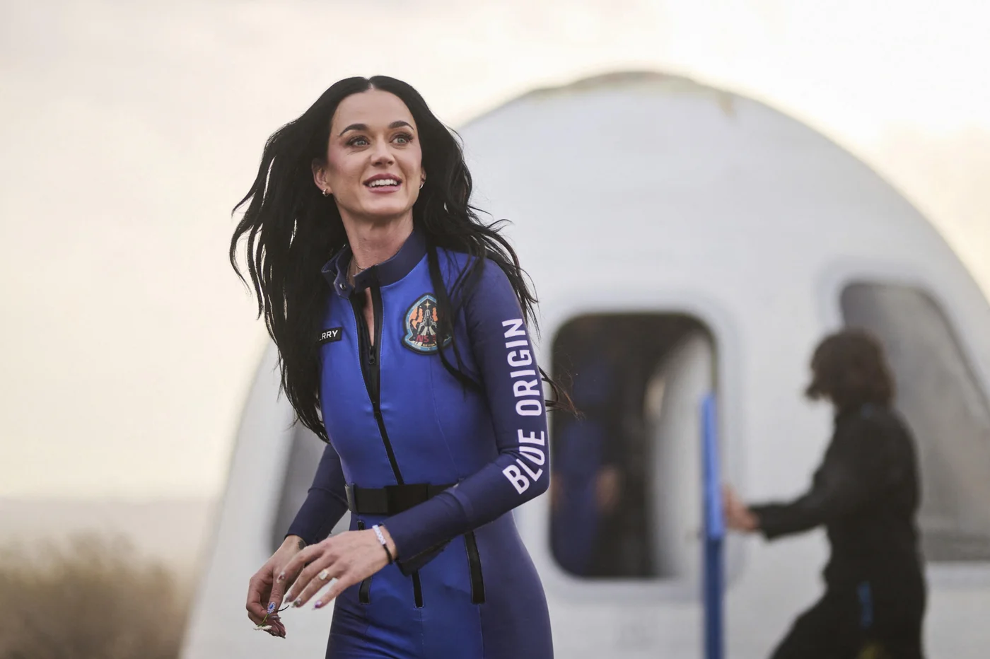 Katy Perry vai ao espaço em foguete de Bezos, mas só por 11 minutos — e com ingresso que custa uma fortuna