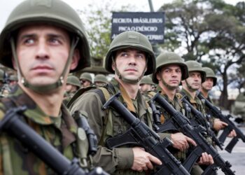 Ucrânia oferece até R$ 25 mil para brasileiros se alistarem como combatentes na guerra