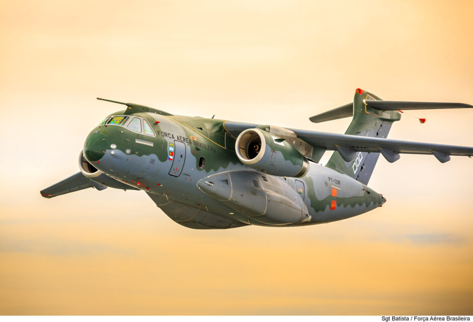 Enquanto o Embraer C-390 Millennium conquista o mundo como substituto dos K/C-130, Brasil recebe novo lote de componentes da FAdeA para reforçar produção