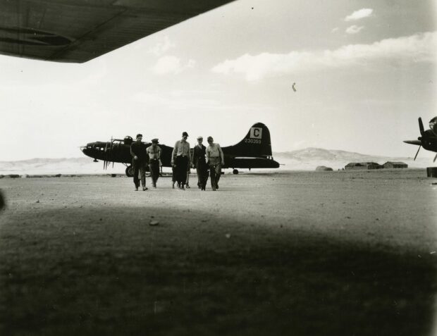 B-17 42-30359, o "Rikki Tikki Tavi", na Tunísia no final de 1943.