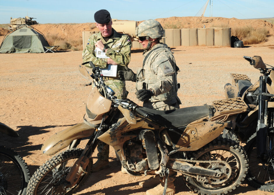 A motocicleta militar com tração nas duas rodas que incrementa a mobilidade tática para operações especiais nos EUA