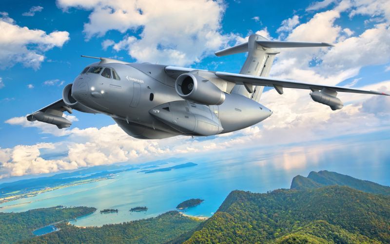 Depois de dominar a Europa, Embraer leva seu ‘super-cargueiro’ KC-390 para conquistar o Sudeste Asiático; aeronave multimissão tem capacidade para transportar 26 toneladas, voar a 870 km/h e operar em qualquer terreno