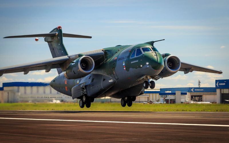 KC-390 da Força Aérea Brasileira pousa na histórica pista da NASA usada pelos ônibus espaciais e coloca Embraer no centro das atenções da aviação mundial com feito inédito nos EUA