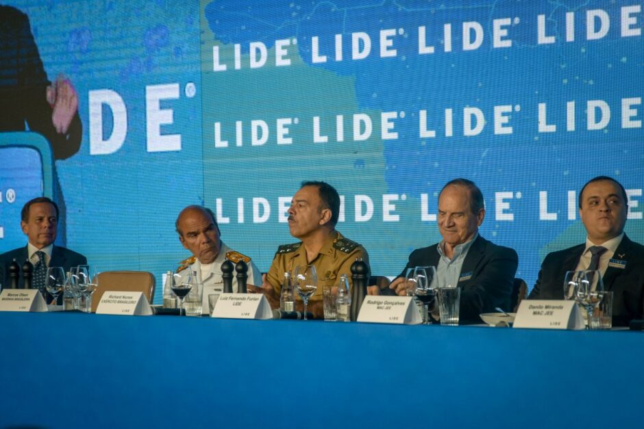 Ministro da Defesa e comandantes das Forças Armadas discutem com empresários o papel estratégico do Exército e ações militares no desenvolvimento do Brasil