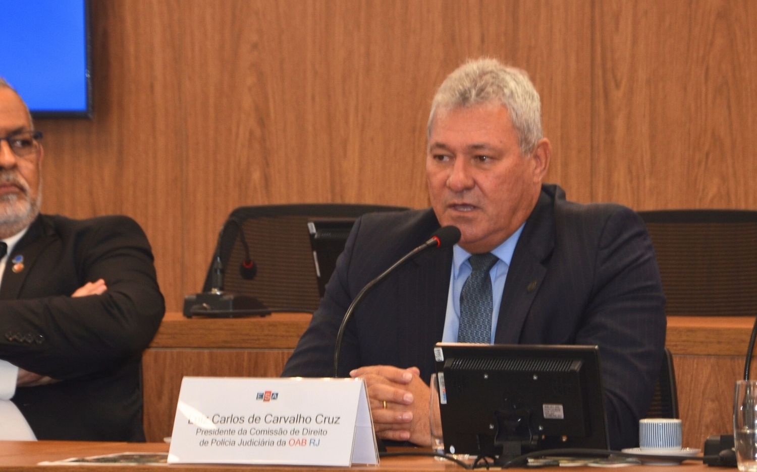 “Não são sociedade civil”: Delegado federal explica que Forças Armadas têm amparo legal para atuar contra o crime organizado no Rio de Janeiro