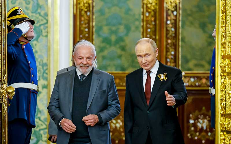 Enquanto Lula abraça Vladimir Putin, Marinha do Brasil faz acordo com potência nuclear da OTAN