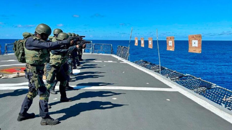 Marinha realiza exercícios com armamentos a bordo da Fragata Defensora (F 41) durante travessia para operações na África