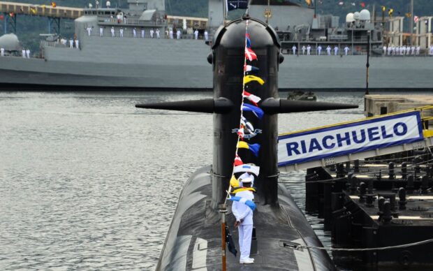 Submarino Riachuelo atracado na base de Itaguaí