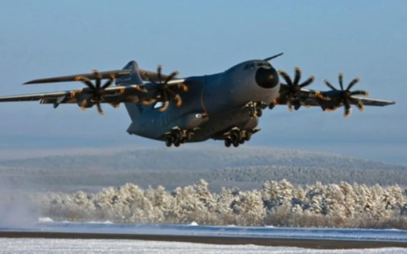 Cargueiro brasileiro KC-390, da Embraer, desafia gigante europeu A400M; França tenta conter seu avanço no mercado sul-americano