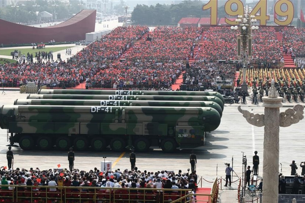 China ofereceu semana passada ao Brasil um poderoso arsenal militar que promete revolucionar  Forças Armadas brasileira: caças com mísseis de longo alcance, tanques de última geração e investimentos milionários em  defesa