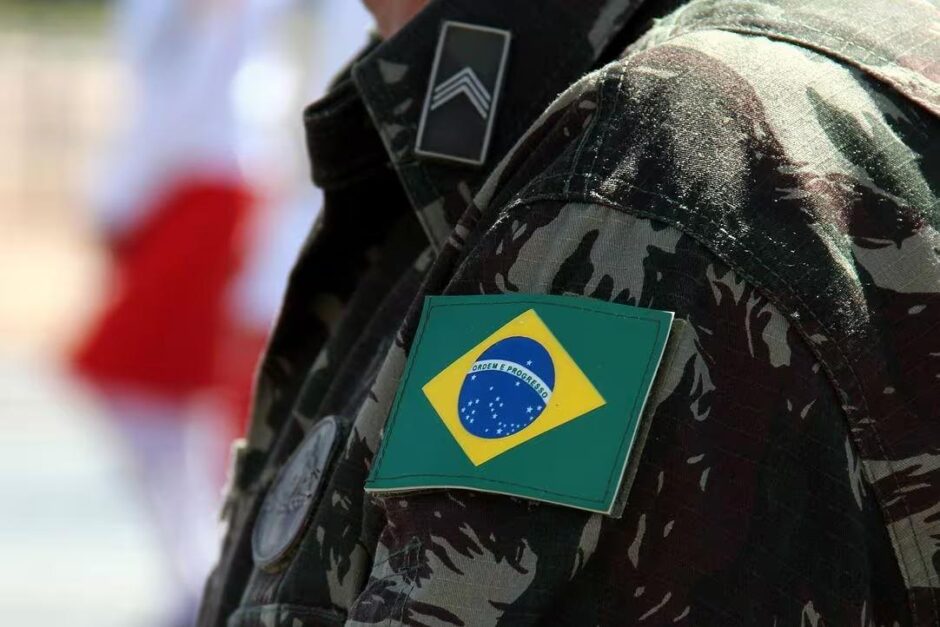 Cabo da Base Aérea de Campo Grande é condenado por propor fuga amorosa a tenente durante missão oficial e fazer comentários sobre o corpo da oficial superior em serviço militar